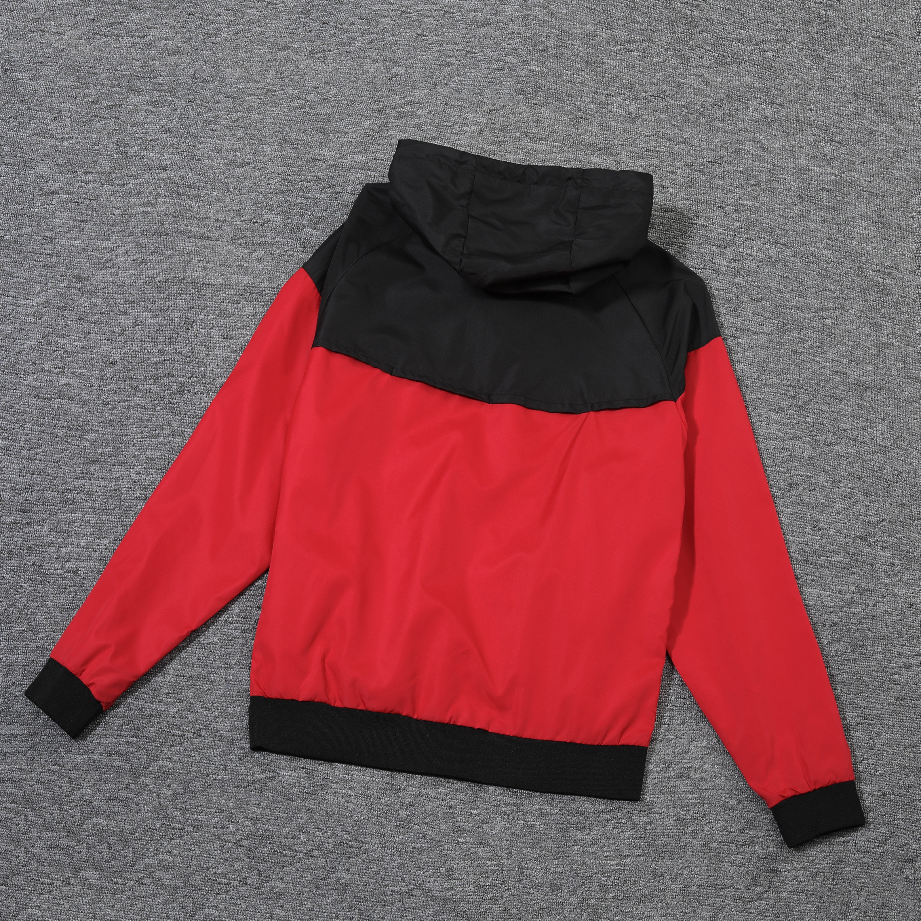 Windbreaker Rossoneri 23/24 + Maglia in Omaggio (Offerta)