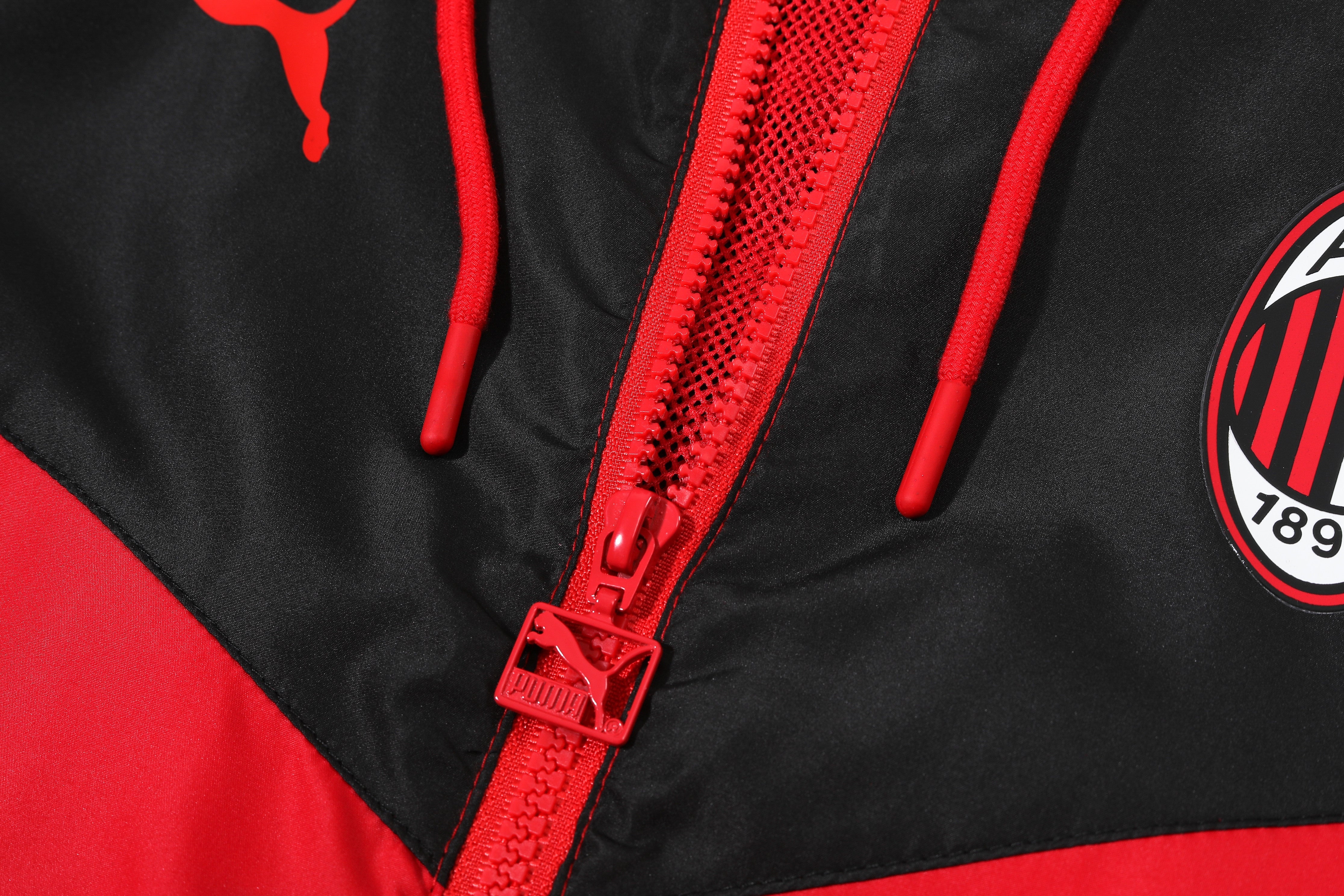 Windbreaker Rossoneri 23/24 + Maglia in Omaggio (Offerta)